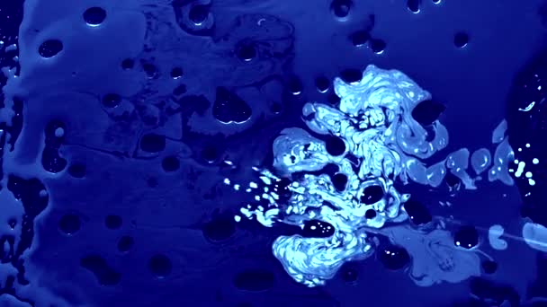 Encre Aquarelle Bleue Blanche Dans Eau Huileuse Cool Économiseur Écran — Video
