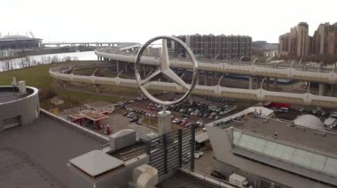 St. Petersburg 'daki resmi Mercedes Benz satıcısının logosunun havadan görünüşü, 30 Nisan 2020. Şehrin üzerinde İHA uçuşu.