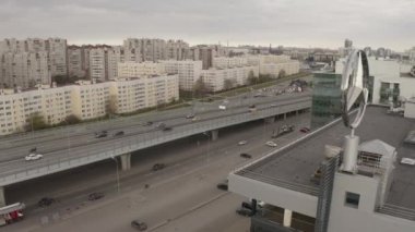 St. Petersburg 'daki resmi Mercedes Benz satıcısının logosunun havadan görünüşü, 30 Nisan 2020. Şehrin üzerinde İHA uçuşu.