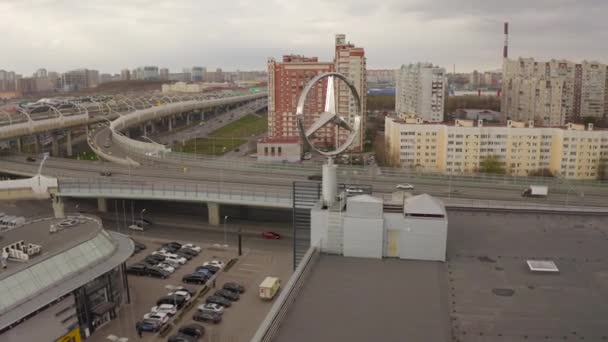 サンクトペテルブルク ロシア エイプリル社2020年30日 サンクトペテルブルクにあるメルセデス ベンツ正規販売店のロゴの空中ビュー 街を飛行中 — ストック動画