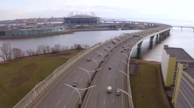 St. PETERSBURG, RUSSIA - 30 Nisan 2020: Batı yüksek hız çapı ve Zenith Arena olarak bilinen Gazprom Stadyumu 'nun havadan görünüşü. Şehrin üzerinde İHA uçuşu.