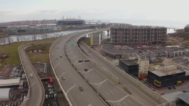 St. PETERSBURG, RUSSIA - 30 Nisan 2020: Batı yüksek hız çapı ve Zenith Arena olarak bilinen Gazprom Stadyumu 'nun havadan görünüşü. Şehrin üzerinde İHA uçuşu.