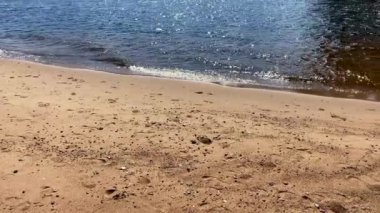 Küçük dalgaların ıslak kumun üzerinde aktığı güzel mavi bir deniz. Doğa yazı okyanus arka planı.