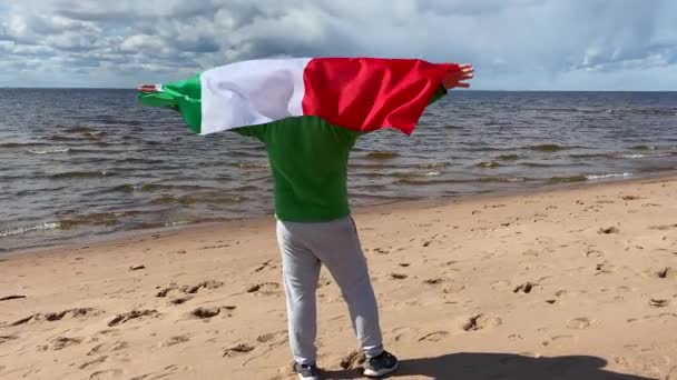흔들고 이탈리아 국기를 젊은이 해변에 이탈리아인 — 비디오