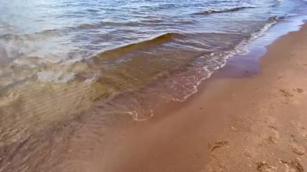 Prachtige Blauwe Zee Met Kleine Golven Die Nat Zand Lopen — Stockvideo