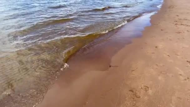 Prachtige Blauwe Zee Met Kleine Golven Die Nat Zand Lopen — Stockvideo