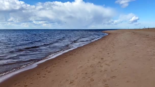 Prachtige Blauwe Zee Met Kleine Golven Een Blauwe Lucht Met — Stockvideo