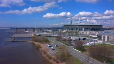 PETERSBURG, RUSSIA - 5 Mayıs 2020: Zenit Arena ve Lakhta Merkezi olarak bilinen Gazprom Arena Stadyumu 'nun havadan görünüşü. Şehrin üzerinde İHA uçuşu.