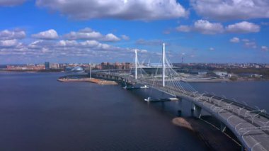 PETERSBURG, RUSSIA - 5 Mayıs 2020: Batı Yüksek Hız Çapı, Petrovsky Fairway ve Gazprom Arena Stadyumu 'nun havadan görünüşü. Güneşli bir günde İHA uçuşu.
