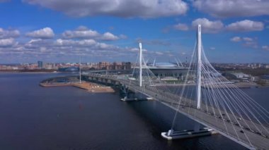 PETERSBURG, RUSSIA - 5 Mayıs 2020: Batı Yüksek Hız Çapı, Petrovsky Fairway ve Gazprom Arena Stadyumu 'nun havadan görünüşü. Güneşli bir günde İHA uçuşu.