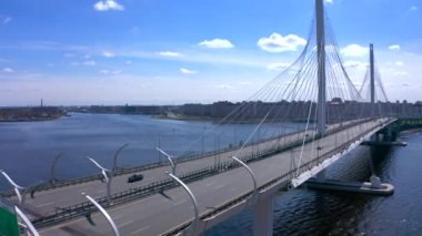 PETERSBURG, RUSSIA - 5 Mayıs 2020: Petrovsky çim yolu üzerindeki köprünün havadan görünüşü, Batı yüksek hız çapı, Lakhta merkez gökdeleni ve Gazprom Arena stadyumu. Güneşli bir günde İHA uçuşu.
