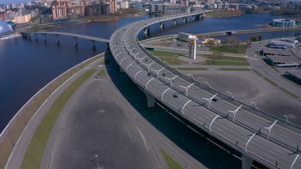 サンクトペテルブルクの西高速直径の空中ビュー 最も長い歩道橋 晴れた日に街を飛ぶドローン — ストック動画