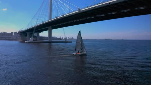 Pertersburg Russia May 2020 지름으로 페트로프스키 웨이를 항해하는 요트의 이강을 — 비디오