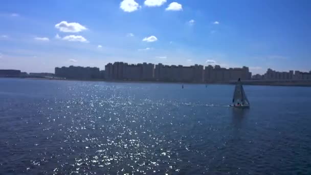 Petersburg Russia Maj 2020 Widok Lotu Ptaka Jacht Pływający Wzdłuż — Wideo stockowe