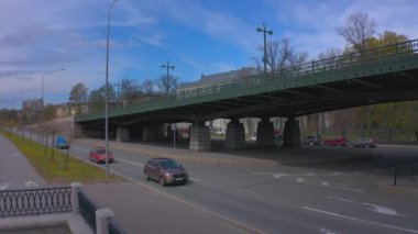 Hareket halindeki arabaların, Avrupa şehrinin, nehrin ve güvertenin havadan görünüşü. Şehrin üzerinde İHA uçuşu.