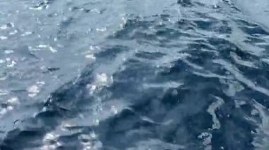 Küçük dalgalı güzel mavi deniz. Deniz arka plan doğa kavramı.