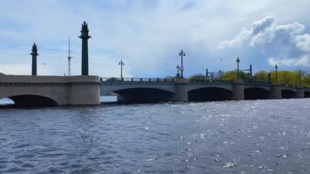 Most Przez Rzekę Europejskim Mieście Piękne Błękitne Niebo Chmurami Koncepcja — Wideo stockowe