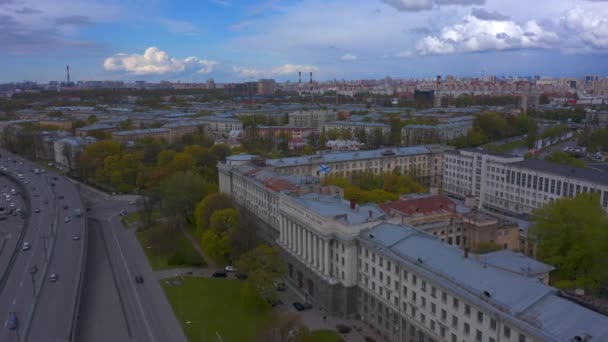 海軍兵学校 ヨーロッパの都市 川や堤防の空中ビュー 街を飛行中 — ストック動画