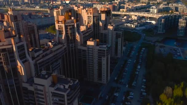 Vista Aérea Casas Parque Rio Cidade Bonita Voo Drone Sobre — Vídeo de Stock