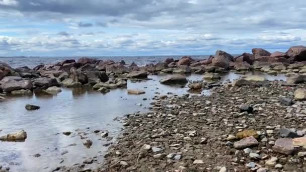 Skaliste Wybrzeże Miastem Oddali Piękne Morze Małymi Falami Fale Biją — Wideo stockowe