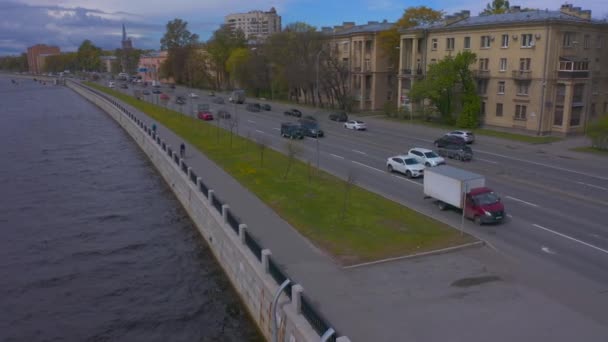 Вид Воздуха Европейский Город Движение Реку Набережную Беспилотник Над Городом — стоковое видео