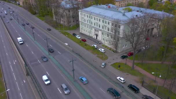 Widok Lotu Ptaka Europejskie Miasto Ruch Rzekę Promenadę Lot Dronem — Wideo stockowe