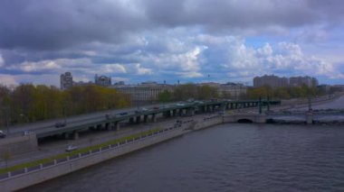Bir Avrupa şehri, trafik, nehir ve gezinti alanı havadan görünüyor. Şehrin üzerinde İHA uçuşu.