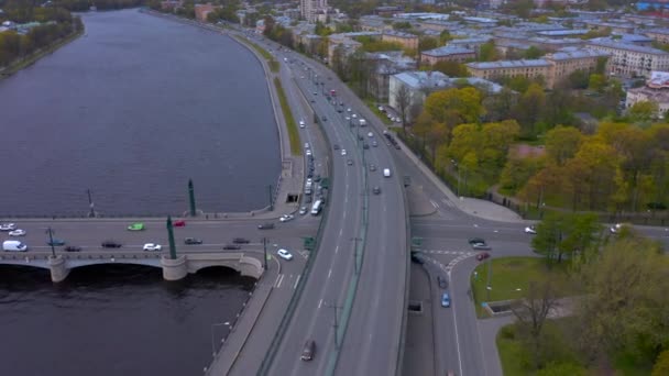 Vista Aérea Una Ciudad Europea Tráfico Río Paseo Marítimo Vuelo — Vídeos de Stock