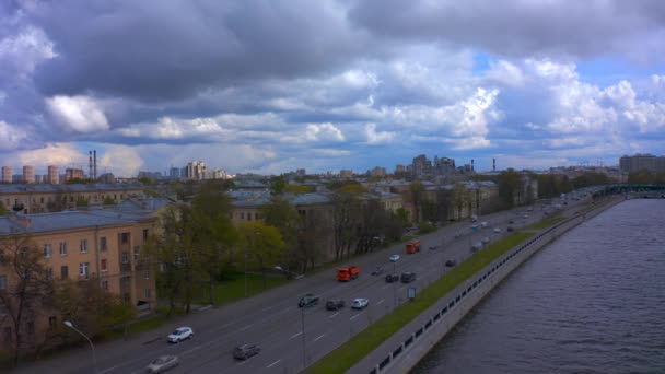 ヨーロッパの都市 川や遊歩道の空中ビュー 街を飛行中 — ストック動画