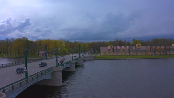 Bir Avrupa Şehri Trafik Nehir Gezinti Alanı Havadan Görünüyor Şehrin — Stok video