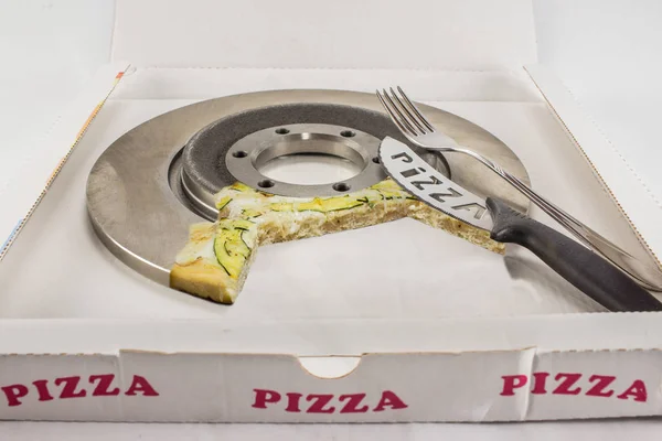 Дисковые тормоза и пицца — стоковое фото