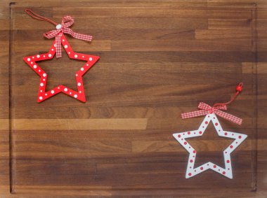 Noel süslemeleri ile ahşap tahta