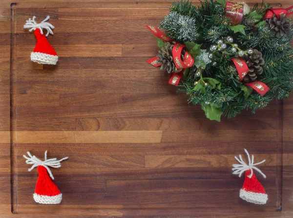 Деревянная доска с рождественскими украшениями — стоковое фото