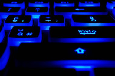 Işık düğmeleri ile klavye