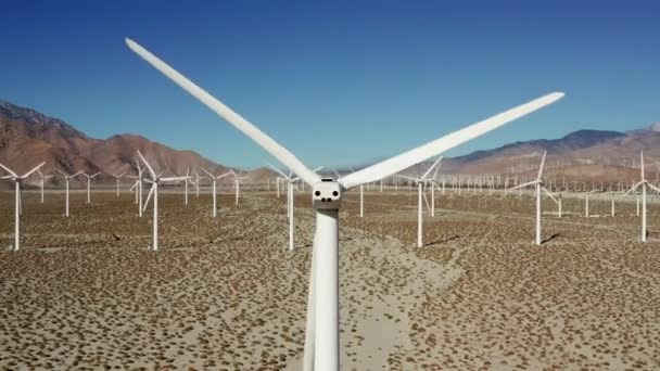 Turbines Éoliennes Tournant Dans Grand Parc Éolien Désertique Vue Arrière — Video