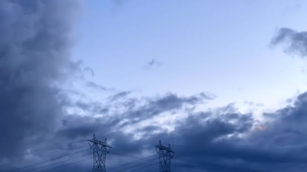 Пілон енергії сталевого кабелю з проміжок часу штормові хмари, що проходять над головою — стокове відео