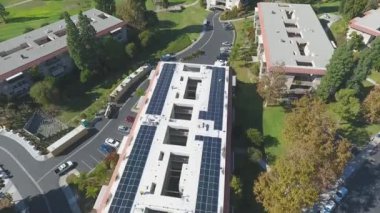 California Usa 'daki Emeklilik Binasındaki Photovoltaik Güneş Panelleri' nin kurulumu. Hava görüntüsü. Yenilenebilir ve Sürdürülebilir Enerji Konsepti