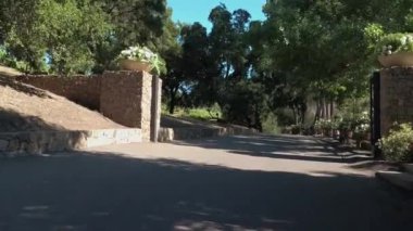 Dolly, Malibu Kafe 'nin açık hava girişinde arka planda bir araba belirdi.