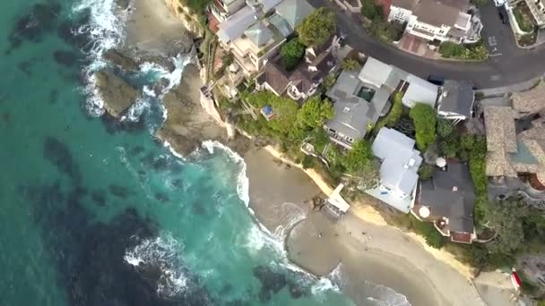 Vista aérea de Birds Eye de Laguna Beach City Coast, California, EE.UU. Océano Waves Rompiendo en Victoria Beach — Vídeos de Stock