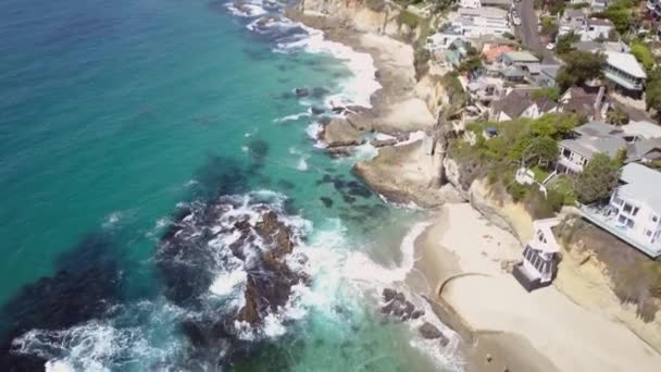 Victoria playa, Laguna drone vista aérea aves descendiendo por encima de coloridas casas costeras tejados a lo largo de la costa — Vídeos de Stock