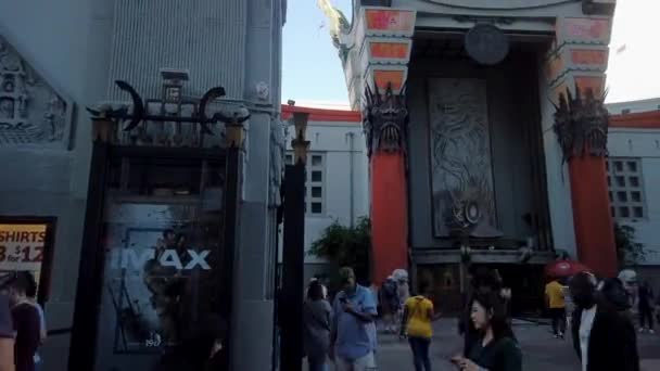 Zeitraffer von geschäftigen Fußgängern vor dem Tcl Chinese Theatre, Hollywood — Stockvideo