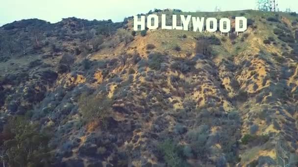 ハリウッドサイン,マウント・リー・ヒルズの映画産業の象徴的なランドマークの空中ビュー,ロサンゼルス,カリフォルニア州アメリカ — ストック動画