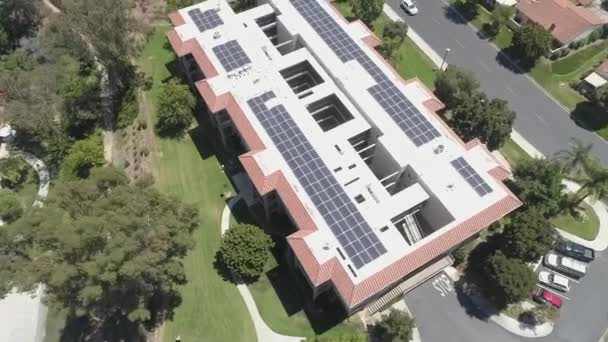 Sistema de matriz de panel solar en la parte superior del complejo de edificios, Vista aérea. Tecnología moderna para energías alternativas — Vídeo de stock