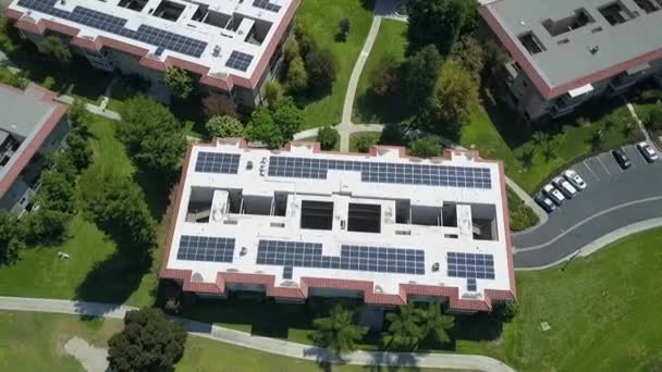 Complexe de condominiums de la communauté retraitée, panneaux solaires aériens énergie propre, à Laguna, CA — Video