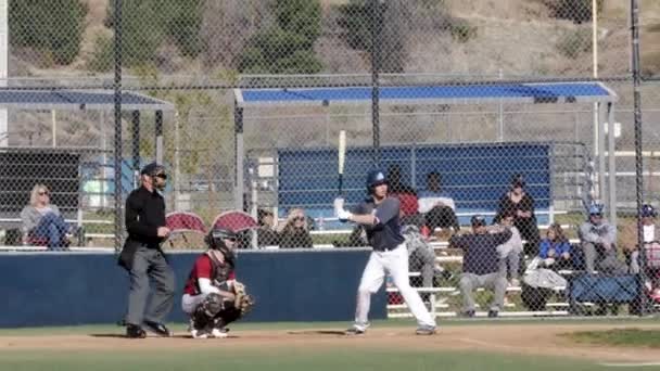 Középiskolai baseball játék, ütőjátékos felkészülés a dobásra, nagyítás ki — Stock videók