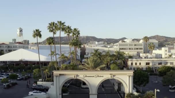 Paramount Pictures entrada estúdio de cinema, Hollywood, aéreo revelar — Vídeo de Stock