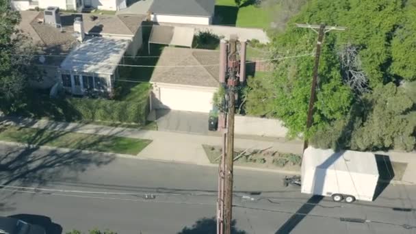 3g, 4g Cellular Tower in neighborhood of house, air panning, Los Angeles, California — стокове відео