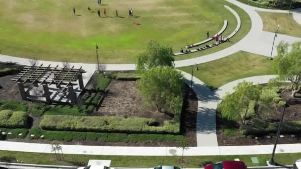 Luchtfoto kantelen weg van kinderen voetballen, in de buurt, Los Angeles — Stockvideo