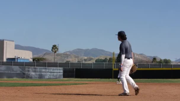 Saugus Γυμνάσιο Μπέιζμπολ αγώνα, field preparing for pitch, αργή κίνηση — Αρχείο Βίντεο