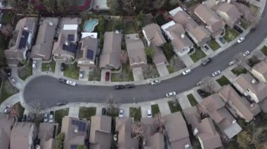 Santa Clarita, Kaliforniya 'da havadan, insansız hava aracı, komşu evleri, tenis kortu ve havuzları gösteriyor.